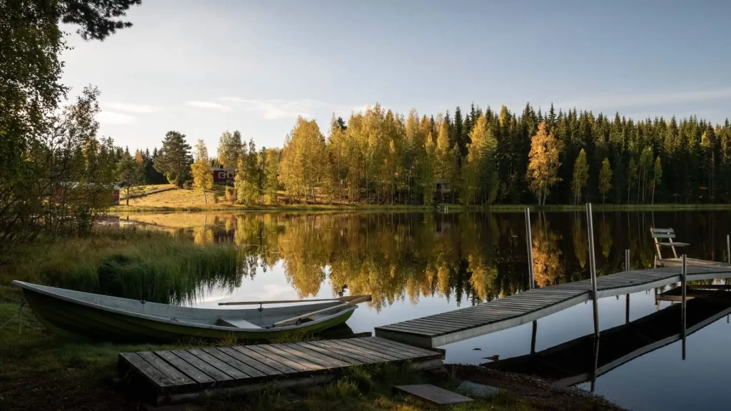 boat-on-a-lake-placid-dock